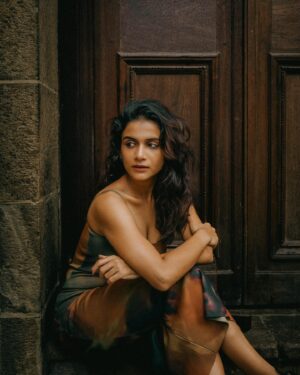 Resham Shrivardhan Instagram - Cloaked in rusty hues… 🪟

Pictures by @gauravhingne 

#foryou #camouflage #restingonawall