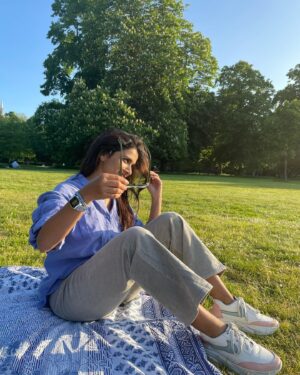 Resham Shrivardhan Instagram - How to chill 101.
Swipe to see the procedure in reverse 😛

#chilling #swipe #parksareessential
