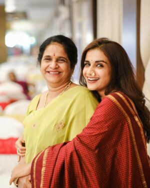 Resham Shrivardhan Instagram - ♥️ 🫠

📸 @stills_n_films_bhavyashah 
Thank you so much :)