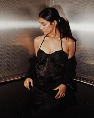 Resham Shrivardhan Instagram - 2/3
Weekend for Weekend 🖤
@painted.lenss