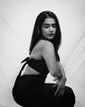 Resham Shrivardhan Instagram - 1/3
Weekend for Weekend 🖤
@united.colour 

#bnw #unitedcolor
