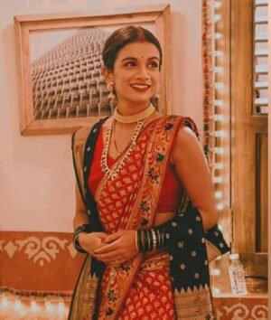 Resham Shrivardhan Instagram - नैन बेस तोरी सवालीं सूरत,
लिपटत दही माखन मुख बैयाँ.
झनन झनन तोरी बाजे पैंजनिया.. ♥️