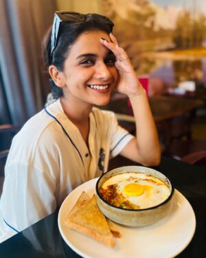 Resham Shrivardhan Instagram - Looking at my salli par eeda > anything else on a Sunday morning.🍳

📷 @gauravhingne 🫶

#eggstagram #eggstatic