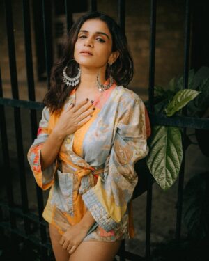 Resham Shrivardhan Instagram - Let that sigh out🧡

Pictures by @gauravhingne 

#photography #rust #tan