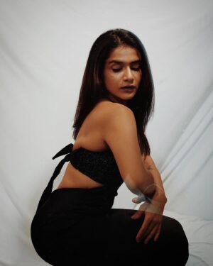Resham Shrivardhan Instagram - 1/3
Weekend for Weekend 🖤
@united.colour 

#bnw #unitedcolor