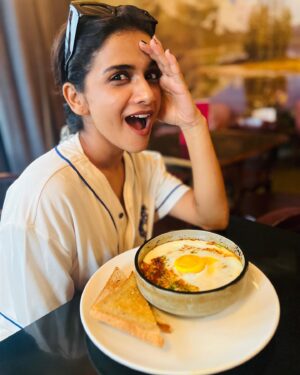 Resham Shrivardhan Instagram - Looking at my salli par eeda > anything else on a Sunday morning.🍳

📷 @gauravhingne 🫶

#eggstagram #eggstatic