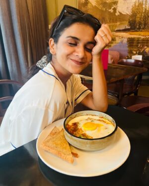 Resham Shrivardhan Instagram - Looking at my salli par eeda > anything else on a Sunday morning.🍳

📷 @gauravhingne 🫶

#eggstagram #eggstatic
