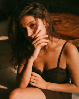 Resham Shrivardhan Instagram - Could you get the hair off of my face please 💌
 
Pictures by @gauravhingne 🤎