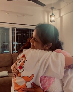 Resham Shrivardhan Instagram - Every friend of mine who has had the chance of meeting you , to this day whenever they meet me , NEVER forget to ask, “Aunty kaisi hain Resham? Unse kehna puchha unke baare mein..”
You know what that means maa ? That you in some way or the other stayed in their minds.. and I’ll tell you why?
Because your kindness and warmth are inescapable.. 
You make one feel safe… and that’s a flex :)
My life has literally always been full of “Your mum is very kind, really sweet Resham” 
I will never be able to describe in words how nice I feel to hear that …
Thank you :)
You are the whole reason behind my smile on a dark day… 
Words become reality is what they say… so here’s me saying- You and I are together in all our lives… happy and smiling and rich and at peace… together… always… you are my biggest blessing… love you maa…
HAPPY BIRTHDAY 🎂 ♥️ Sukheeeee raha 🥹😚🧿🌸