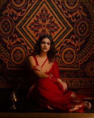 Resham Shrivardhan Instagram - सुर्ख… ♥️

Creative direction - @shivanipatil_ 
Saree - @suta_bombay 
Photograph - @siddhesh_mapuskar 
MUA and Hair - @mehjabeen_mua_hair 

#festival #saree #suta