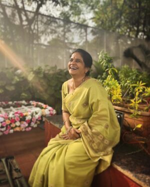 Resham Shrivardhan Instagram - Just blessing your feed with my Mum’s smile :) 
Life me mum khush, toh hum khush … aur kya hi chahiye na ? ♥️🫠😘✨🧿

#mum 
 
📸 @pupper101_ 🙃