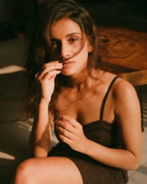 Resham Shrivardhan Instagram - Could you get the hair off of my face please 💌
 
Pictures by @gauravhingne 🤎