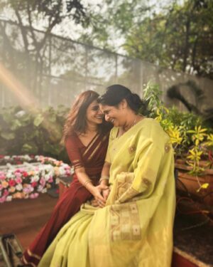 Resham Shrivardhan Instagram - Just blessing your feed with my Mum’s smile :) 
Life me mum khush, toh hum khush … aur kya hi chahiye na ? ♥️🫠😘✨🧿

#mum 
 
📸 @pupper101_ 🙃