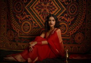 Resham Shrivardhan Instagram - सुर्ख… ♥️

Creative direction - @shivanipatil_ 
Saree - @suta_bombay 
Photograph - @siddhesh_mapuskar 
MUA and Hair - @mehjabeen_mua_hair 

#festival #saree #suta