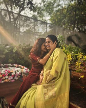 Resham Shrivardhan Instagram - Just blessing your feed with my Mum’s smile :) 
Life me mum khush, toh hum khush … aur kya hi chahiye na ? ♥️🫠😘✨🧿

#mum 
 
📸 @pupper101_ 🙃