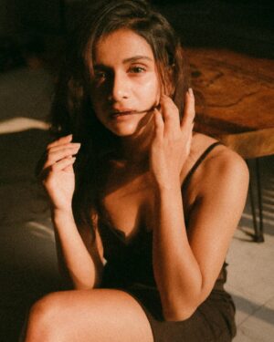 Resham Shrivardhan Instagram - Could you get the hair off of my face please 💌
 
Pictures by @gauravhingne 🤎