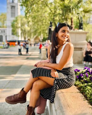 Resham Shrivardhan Instagram - I don’t know how sunflowers do it 🌻

#sunflowers #turntothesun