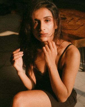 Resham Shrivardhan Instagram - Could you get the hair off of my face please 💌
 
Pictures by @gauravhingne 🤎