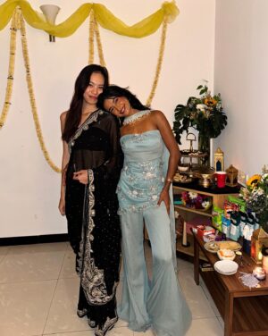 Rida Tharana Instagram - @the.rebel.kid convinced me to throw a Diwali party, and I finally did it! 🥹✨ Had all my favorite people around, bringing in their best vibes, and I can’t even describe how happy it made me feel. We filled the house with laughter, music, delicious food, and of course, tons of sparkle. From dancing in the living room to sharing stories over sweets, it was a night filled with warmth and joy. It felt like Diwali in every sense—full of light, love, and amazing company! 💖🪔
Wearing : @leaclothingco 

#DiwaliHouseParty #FestiveFeels #GoodVibesOnly