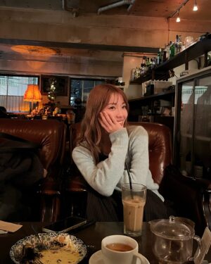 Riho Nakamura Instagram - 髪の毛明るくしたんだ〜
#御曹司に恋はムズすぎる 
よろしくお願いします🙏

📷美羽莉子がものすんごい撮ってくれた