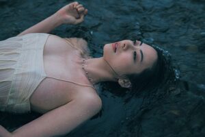 Rio Yamashita Instagram - 写真集『selenge』

ミレーが描いた「オフィーリア」が大好きなんだけど、
私がこっそり真似してるの気づいた人はいますか？

📸　@tokyojorkphotogram 
hair&make @ayamurakami__ 
stylist @__szkmy__ 

#写真集
#selenge
#山下リオ