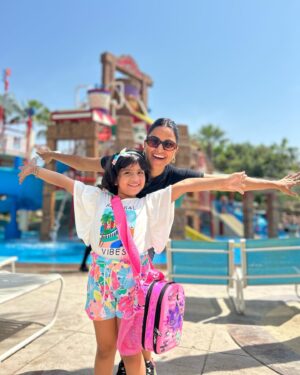 Ritu Rathee Instagram - Ab wo umar hai jab, apne parents and bacho ki Khushi mein hi maje hai…..

#pilotvlogger #pilotmother👩🏻‍✈️❤️✈️ #visitdubai