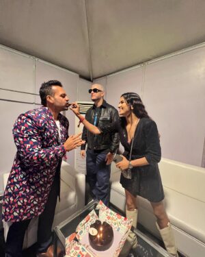 Ritu Rathee Instagram - Happy birthday with @djsnake at the @sunburnfestival arena.
Crowd bhi tha, cake bhi tha, mahool bhi tha::: bas police 👮‍♀️ nahi thi…
.
Aise dete hai surprise..
#birthday #flyingbeast