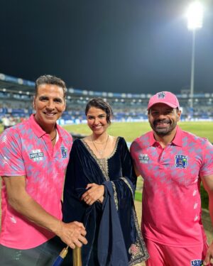 Ritu Rathee Instagram - What a fun evening… Sapna poora ho gaya.. to share the pitch with legends. @ispl_t10