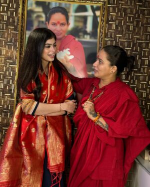 Riva Arora Instagram - “गुरु माँ के आशीर्वाद से हर कदम में ज्ञान की रोशनी मिलती है।” 
.
#gurumaa #riva #rivaarora #rivarora