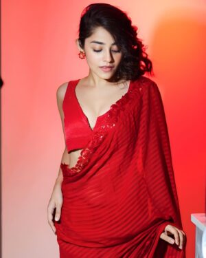 Riya Verma Instagram - Fierce ✨

#redsaree #bachu #bachugang #bachuuuu #explore #trending #classy #saree