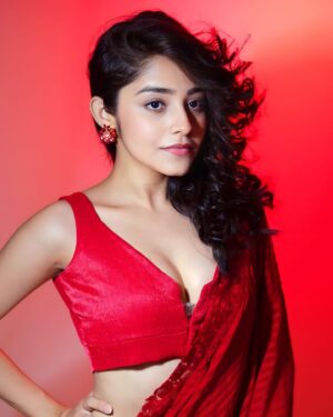 Riya Verma Instagram - Fierce ✨

#redsaree #bachu #bachugang #bachuuuu #explore #trending #classy #saree