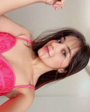 Riya Verma Instagram - Can’t understand this song meaning yet addicted to it😮‍💨 

#trending #pink #viral #bachugang