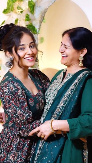 Riya Verma Instagram - “My mom wishes you all a Happy New Year! May it be joyful and prosperous for all!”✨