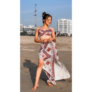 Riya Verma Instagram - 5th Pic: It’s backless😎😂

#blueaesthetic #indianfashion #trend #explorepage #bachugang
