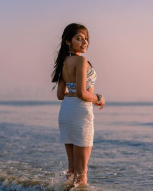 Riya Verma Instagram - Je t'aime pour toujours 🏖️🌊

Share them🌸
Which one is your favourite👀