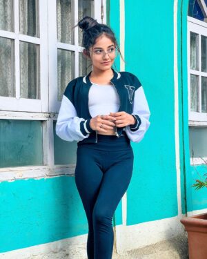 Riya Verma Instagram - 2nd Pic: Guess what am I thinking🤣 

#blueaesthetic #indianfashion #trend #explorepage #bachugang