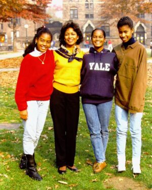 Robinne Lee Instagram - POV: When your sister, Mom, and cousin come to visit Freshman year. Good times. #throwbackthursday #tbt #Yale #autumninnewhaven #istillhavethatsweatshirt
