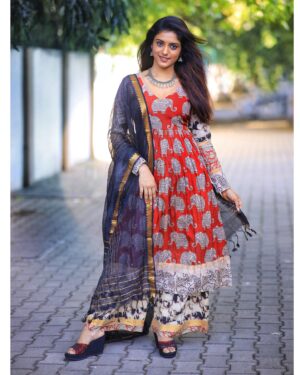Roopa Koduvayur Instagram - In the city that smells of coffee and the coast 
Wearing @aanyasriboutique ❤️

.
.

.
.
.

.

.

.
.
.

.
.
.
.
.
.
.
.
#chennai #natural #potraits #kalamkari #ethnic #ethnicwear #roopakoduvayur