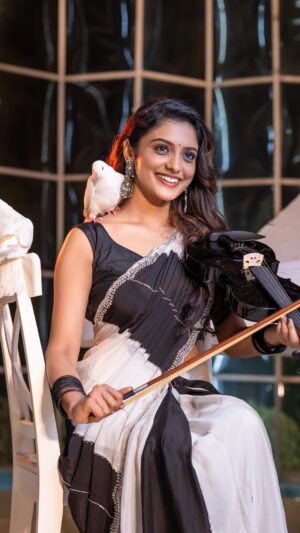 Roopa Koduvayur Instagram - నీలోనూ తనలోను ప్రేమేగా కొలువున్నది... #SanchariSanchari 💔
#SarangapaniJathakam 
.
.
.
.
.
.
.
.
.
.
.
.
.
.
.
.
#reels #reel #reelsinstagram #tollywood #trending #trendingreels #telugu #reelitfeelit #behindthescenes #viralpost #dance #dancereels #promotion