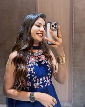 Rutuja Jadhav Instagram - Mirror says selfie time🪞🤳…so here I am 👸🏻♥️🌎