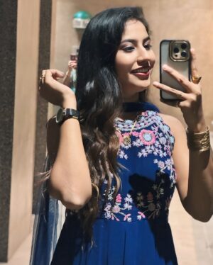 Rutuja Jadhav Instagram - Mirror says selfie time🪞🤳…so here I am 👸🏻♥️🌎
