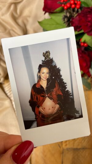 Sacha Parkinson Instagram - Merry Christmas Eve, Huns ❤️..
I have a feeling next year’s is going to be a wild one ☺️✨