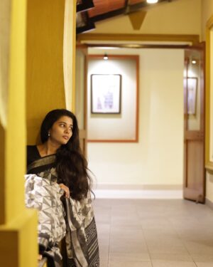 Saranya Pradeep Instagram - Simply Serene 🖤🩶💛

📸 : #mogudu 😍
@pradeepmanku 

#serenity #nature #peace #love 
#saree #selflove #photography #live #life #art #happiness #beauty #calm #photooftheday #peaceful #instagood #monsoon #tranquility #happy #relax #smile #explore #selfcare #gratitude #energy #positivity #goodvibes #monday
