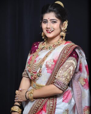 Sarika Salunkhe Instagram - मराठी मुलगी 🌺❤️🌸☺️💞

Makeupartist- @shitalkangane_makeupartist 
Photographer- @lokeshgorule_photography 

#insta #instagood #influncer #instadaily #instagram #post #photo #photooftheday #photography #PinkichaVijayAso #StarPravah #shala #sarika4823 #satarkar #marathi #marathimulgi #marathilook #malhar #maharashtra_ig #sarikasalunke_official 
#sarikasalunkhe_creations