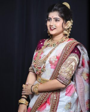 Sarika Salunkhe Instagram - मराठी मुलगी 🌺❤️🌸☺️💞

Makeupartist- @shitalkangane_makeupartist 
Photographer- @lokeshgorule_photography 

#insta #instagood #influncer #instadaily #instagram #post #photo #photooftheday #photography #PinkichaVijayAso #StarPravah #shala #sarika4823 #satarkar #marathi #marathimulgi #marathilook #malhar #maharashtra_ig #sarikasalunke_official 
#sarikasalunkhe_creations