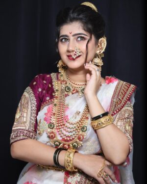 Sarika Salunkhe Instagram - मराठी मुलगी 🌺❤️🌸☺️💞

Makeupartist- @shitalkangane_makeupartist 
Photographer- @lokeshgorule_photography 

#insta #instagood #influncer #instadaily #instagram #post #photo #photooftheday #photography #PinkichaVijayAso #StarPravah #shala #sarika4823 #satarkar #marathi #marathimulgi #marathilook #malhar #maharashtra_ig #sarikasalunke_official 
#sarikasalunkhe_creations