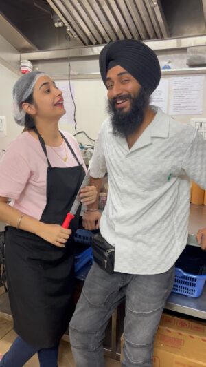 Sehaj Arora Instagram - Pine Pehra Lagda ❤️❤️

#oldisgold #babbumaan #viralcouple #sehajarora #kulhadpizza #kulhadpizzacouple