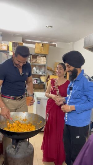 Sehaj Arora Instagram - Full on mazze with @kartarcheema1 as he visits @freshbitesss and makes KulHad pizza for us. Kartar Paji learns our super special recipe from us and also share information about his latest web series ‘500 Meter’ streaming on @chaupaltv !
