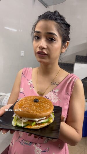 Sehaj Arora Instagram - Maharaja Cheesy Singh Burger @freshbitesss 
Ye Burger Sirf Yahi Milega