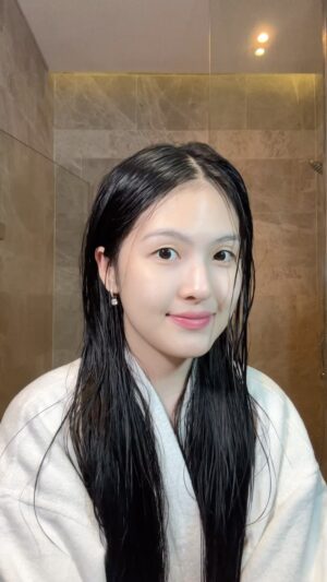 Sela Guia Instagram - Ft. my kikay playlist hehe #gurwm #beautyph #skincareph 

Products used: 
Toothpaste: @colgateph 
Shampoo: @pantenephilippines 
Toner: @eqqualberry_global 
Ampoule: @skin1004philippines 
Cream: @dr.altheaglobal 
Eye cream: @goodal.ph 
Lip essence: @torriden